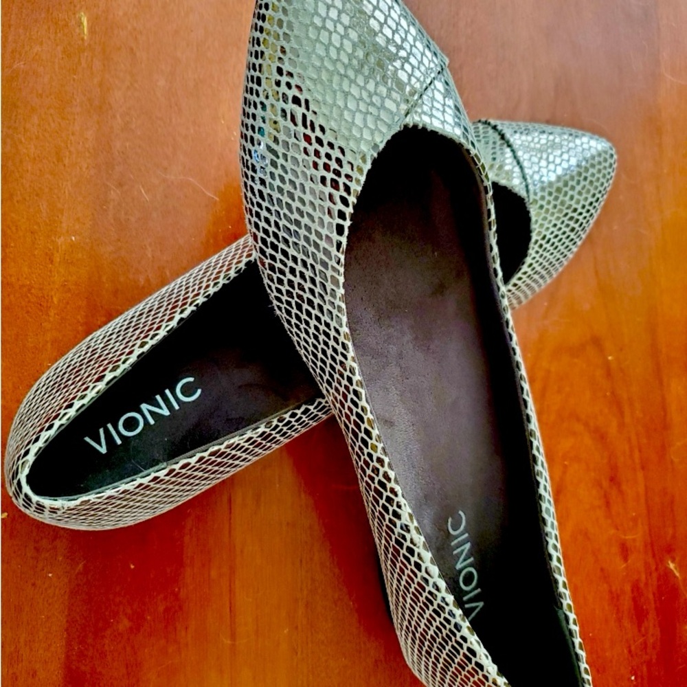 Vionic Gunmetal Silver Textured Flats for Versatile Style - New in Box